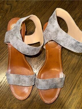 Vince Camuto Odela Metallic Silver Leather Heeled Sandals Size 9.5 EUC